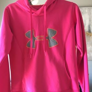 Under Armour hoodie. Semi fitted with pockets.